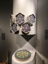 Экспозиция выставки с изразцами из коллекции Фонда Марджани